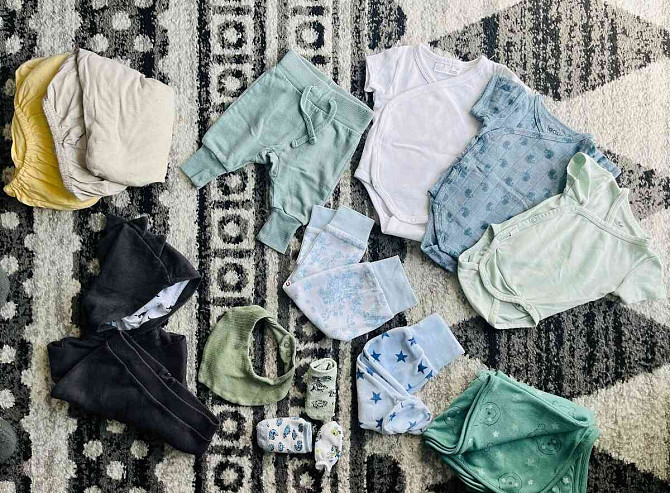 боди, спортивные штаны, леггинсы, одеяло, нагрудник, носки, толстовка... Зволен - изображение 1