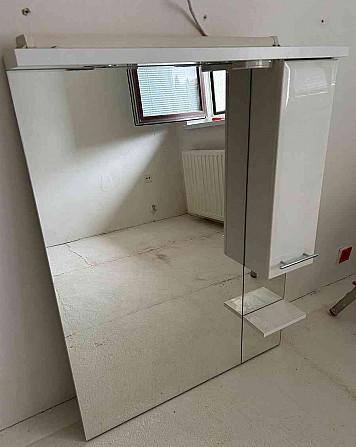 Eladó egy fürdőszoba szekrény és egy tükör Kassa - fotó 1