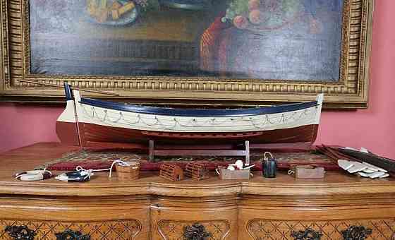 Velký dřevěný model rybářské lodi s vesly Praha