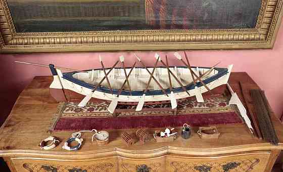 Velký dřevěný model rybářské lodi s vesly Prága