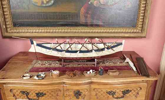 Velký dřevěný model rybářské lodi s vesly Prag