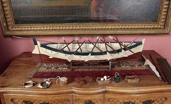 Velký dřevěný model rybářské lodi s vesly Prague