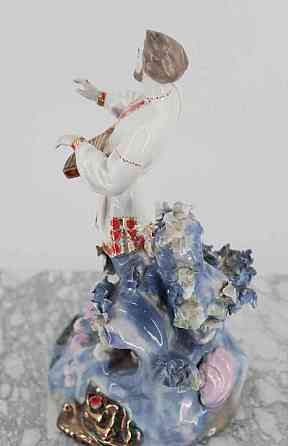 Ruská porcelánová socha hráč na citeru v 32 cm Prag