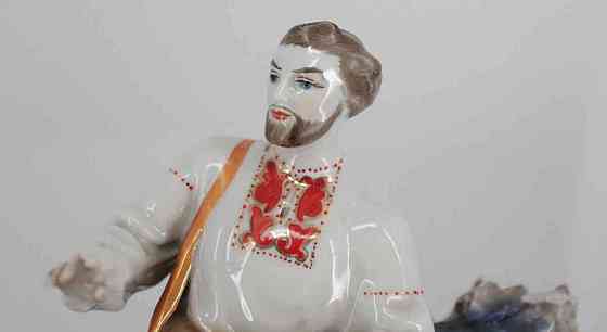 Ruská porcelánová socha hráč na citeru v 32 cm Prague