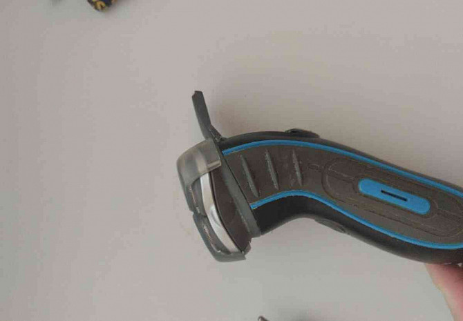 I am selling an electric shaver Sellye - photo 1