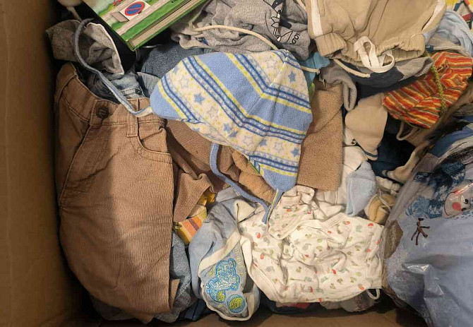 Egy csomag gyerek fiú holmikból - pólók, nadrágok, tornacipők Nyitra - fotó 2