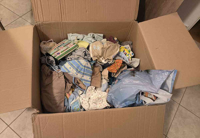 Ein Paket mit Sachen für Kinder und Jungen – T-Shirts, Hosen, Turnschuhe Neutra - Foto 1