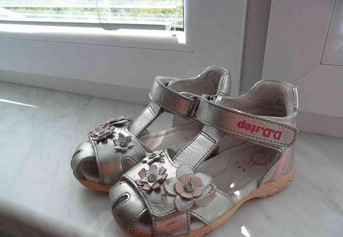 Детские кожаные сандалии со светодиодной подсветкой бренда D.Dstep v 26 Зволен - изображение 1