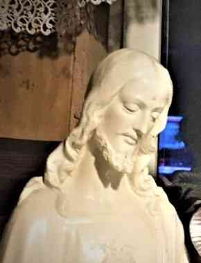 Распятие на картине, святыня, стеклянные подсвечники с Иисусом, статуя Кошице - изображение 5