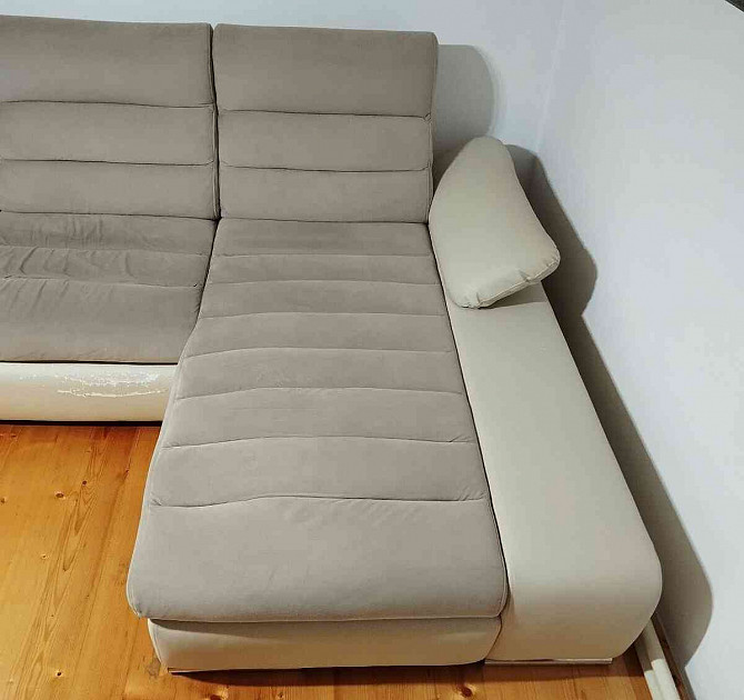 Graues Sofa mit Chaiselongue Gelnica - Foto 6