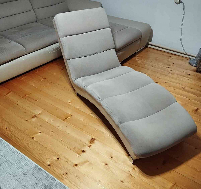 Graues Sofa mit Chaiselongue Gelnica - Foto 1