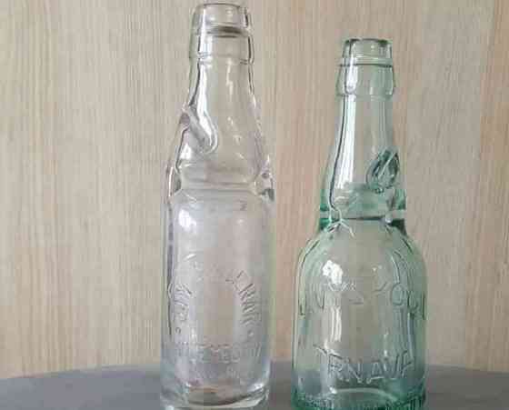 Dopyt staré fľaše s nápismi na skle Bánovce nad Bebravou
