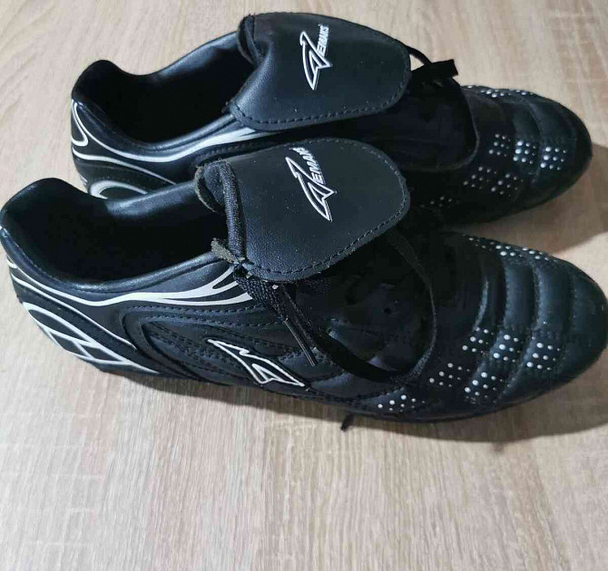 Football boots, size 40  - photo 1