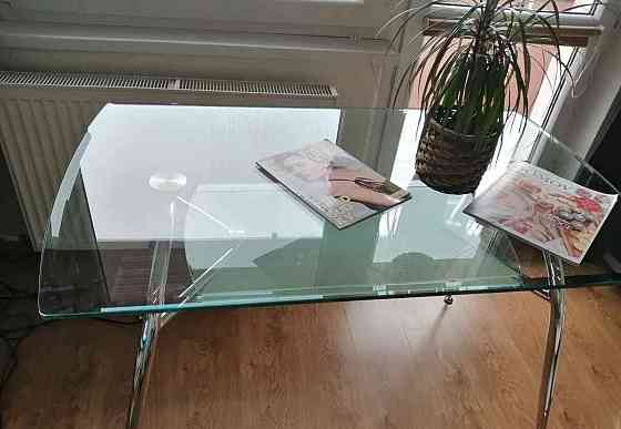Sklený jedálenský stôl s chromovou konštrukciou Банска-Бистрица