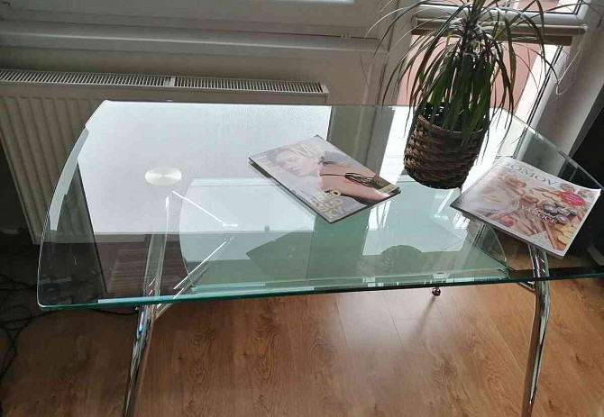 Стеклянный обеденный стол с хромированной структурой Банска-Бистрица - изображение 1