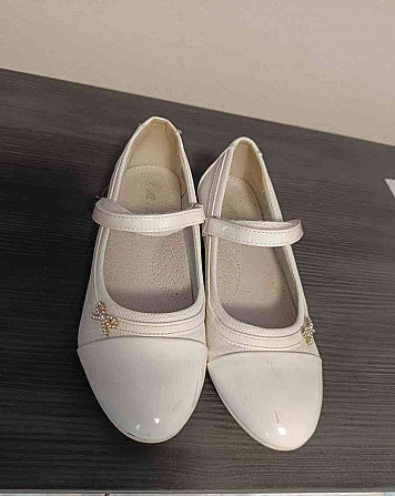 fehér cipő egy lánynak Levoča - fotó 2