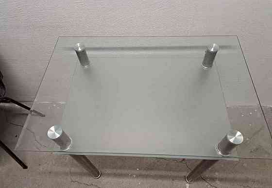 Stôl so sklenenými doskami Трнава
