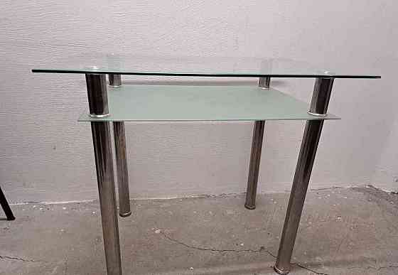 Stôl so sklenenými doskami Nagyszombat