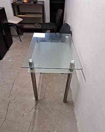 Stôl so sklenenými doskami Nagyszombat