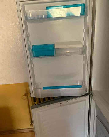Продам холодильник с морозильной камерой. Нитра - изображение 3